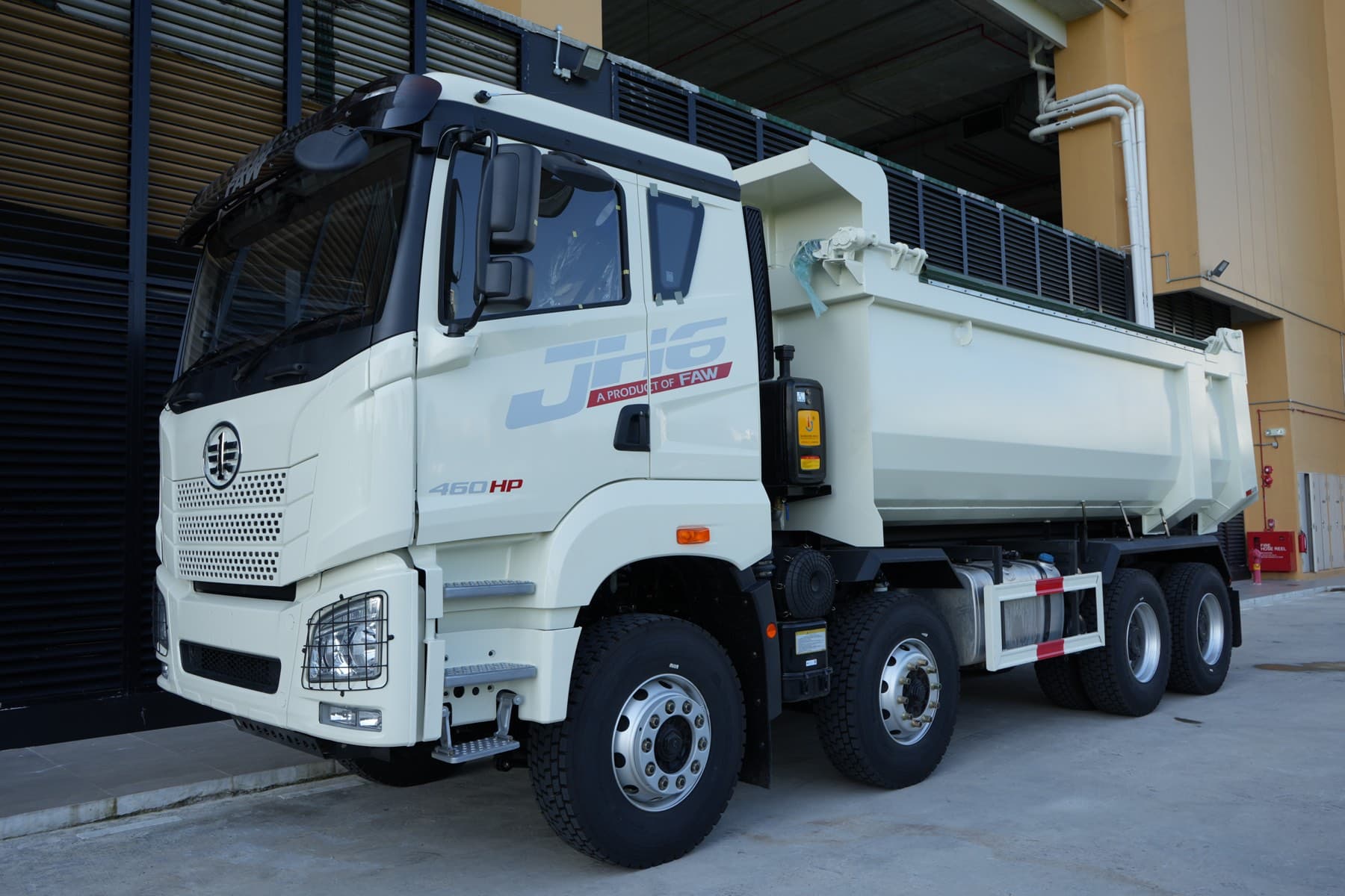 FAW JH6 8x4 heavy-duty truck — image 1