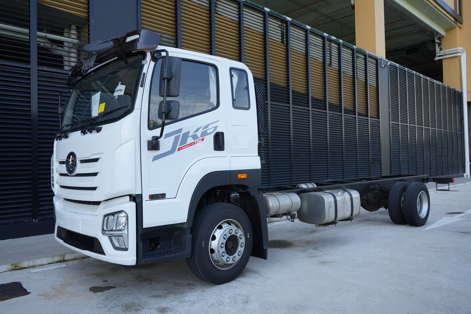 FAW JK6 4x2 medium truck — image 1